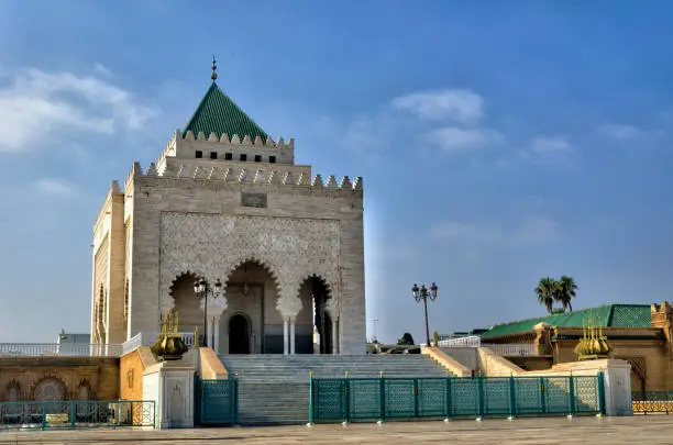 Public building, facing the Hassan Tower, is this marble mausoleum (brought from Italy) in Moroccan style (painted wood, plaster, carved marble and engraved bronze).  In it lie the remains of the grandfather (Mohamed V), the uncle (Prince Mulay Abdallah) and the father (Hassan II) of the current King.