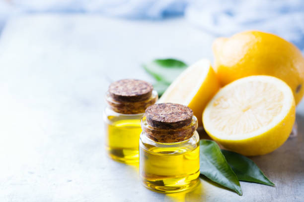 aceite esencial de limón orgánico con hojas verdes y frutas - angelica herb plant organic fotografías e imágenes de stock