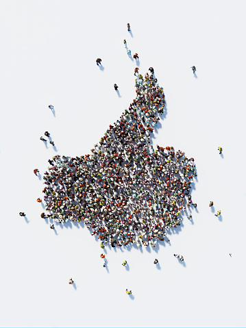 Muchedumbre humana formando un gran pulgar arriba icono: Social Media y concepto de Crowdfunding photo