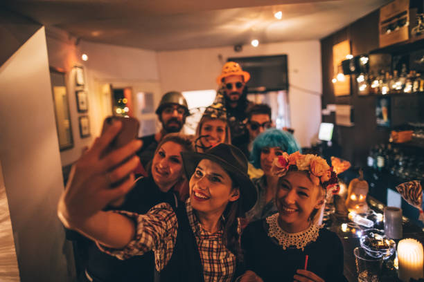 groupe selfie sur une fête d’halloween - witches & vampires photos photos et images de collection