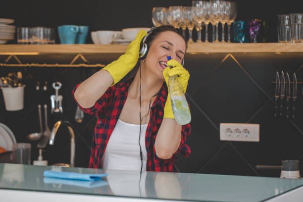 feliz mujer de la limpieza - cleaning domestic kitchen counter top housework fotografías e imágenes de stock