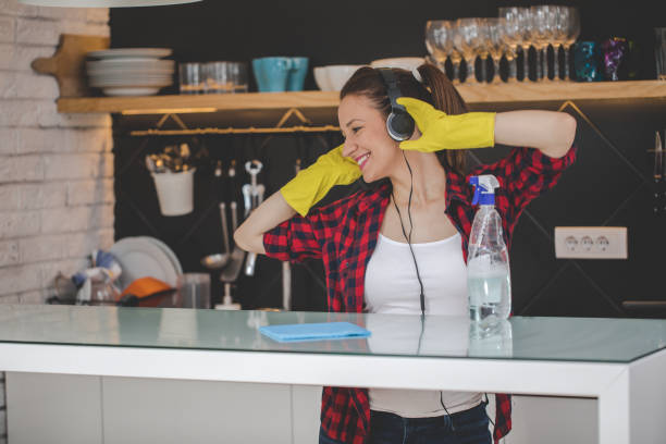 linda mujer de la limpieza - cleaning domestic kitchen counter top housework fotografías e imágenes de stock