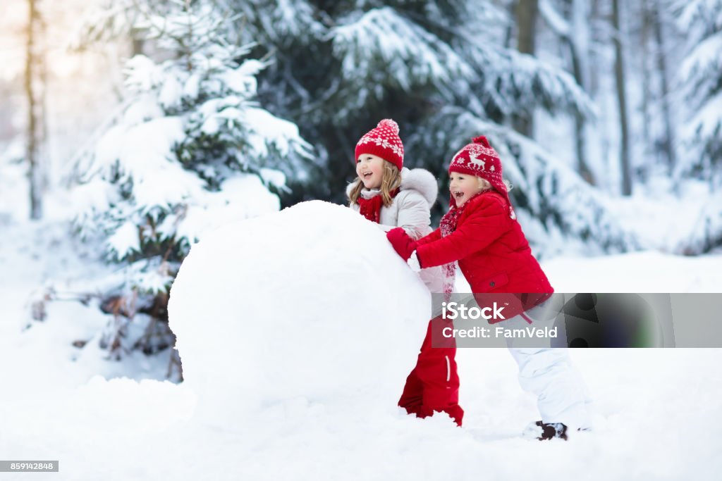 Kinder Schneemann bauen. Kinder im Schnee. Winterspaß. - Lizenzfrei Kind Stock-Foto
