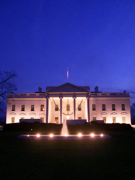 ワシントンdcの夜のホワイト�ハウス - white house washington dc dark vertical ストックフォトと画像