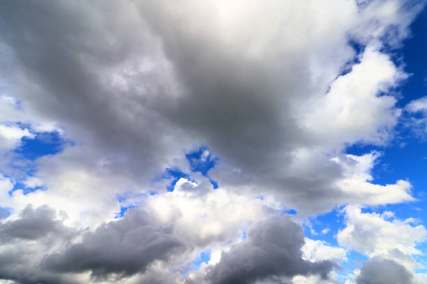 grandes nubes blancas y oscuras en el cielo azul - wolk fotografías e imágenes de stock