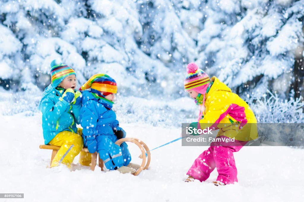 Bambini In Slitta Slittino Per Bambini Divertimento Sulla Neve Invernale -  Fotografie stock e altre immagini di Albero - iStock
