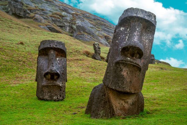 standing moai on easter island, chile - moai statue statue ancient past imagens e fotografias de stock