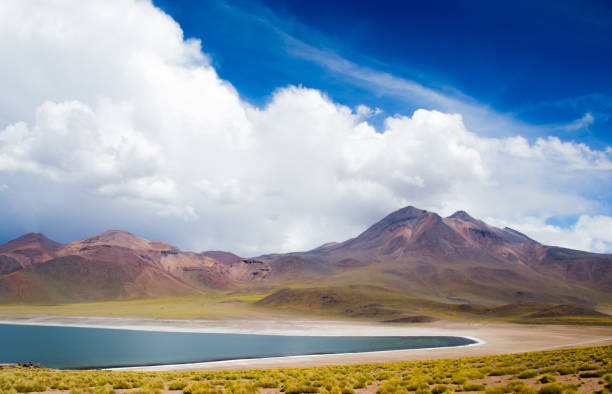 miscanti y laguna miniques - cerro miscanti fotografías e imágenes de stock