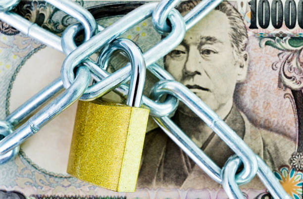 istock Japanese currency with a chain and lock 859186564