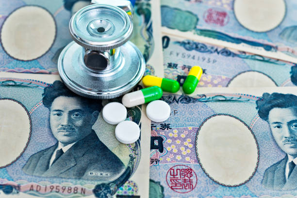 istock Stethoscope and pills on Japanese currency 859190014