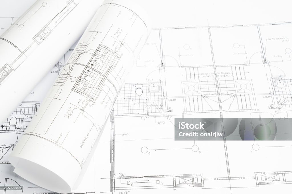 bureau avec casque sur fond blanc - Photo de Plan d'architecte libre de droits