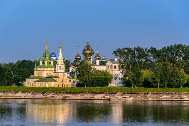 vista dell'antica città russa di uglich dal fiume volga - uglich foto e immagini stock