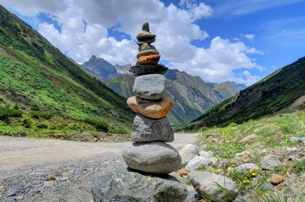 pila de roca en el valle alpino de piztal - kaunertal fotografías e imágenes de stock