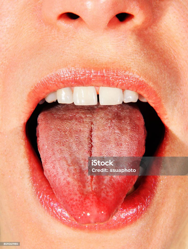 bouche ouverte de femme - Photo de Tirer la langue libre de droits