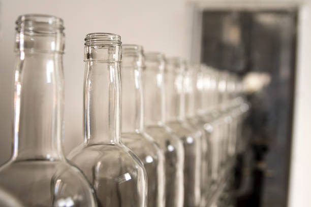 bottiglie di vetro vuote. distilleria di whisky e brandy - bottling plant brewery industry food foto e immagini stock