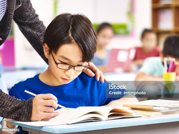 Asiatische Schüler Hilfe Von Lehrer In Der Klasse Stockfoto und mehr Bilder von Lernender - Lernender, Kind, China