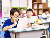 asiatische-grundschule-junge-mit-tablet-computer-im-klassenzimmer.jpg?b=1&s=170x170&k=20&c=_0BOSxpLF21QtfBxrQuaxUUNhHZPzTmhIKZGurS-m4c=