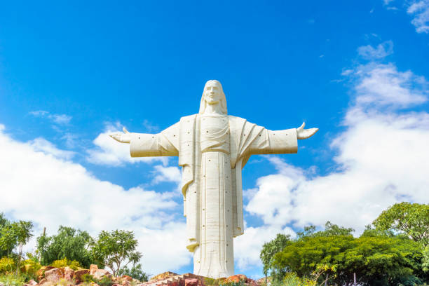 welt größte christus-statue in cochabamba - christ the redeemer rio de janeiro city urban scene stock-fotos und bilder