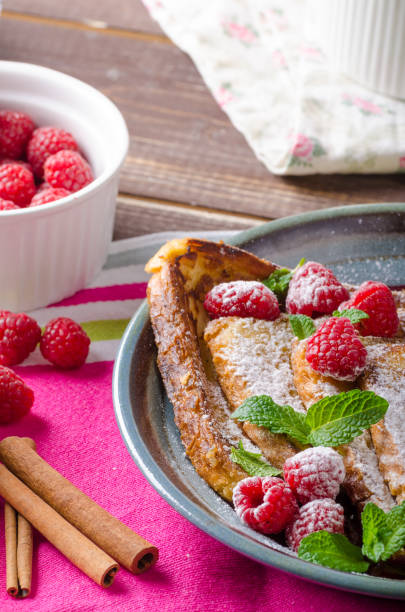 French toast with berries