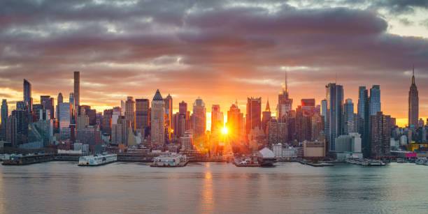 alba luminosa su manhattan - dramatic sky manhattan moody sky new york city foto e immagini stock