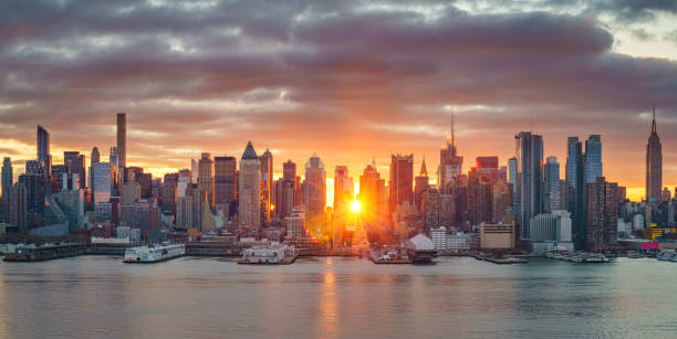 マンハッタンの明るい日の出 - overcast day new york city manhattan ストックフォトと画像