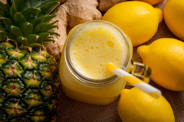 succo di ananas, limone e zenzero appena spremuto - healthy eating juice vegetable juice vegetable foto e immagini stock