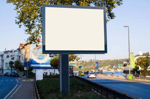 horizontal blanc anglo-saxon sur la rue de la ville dans les bâtiments de fond et de la route avec des voitures mock up - billboard bill city advertise photos et images de collection