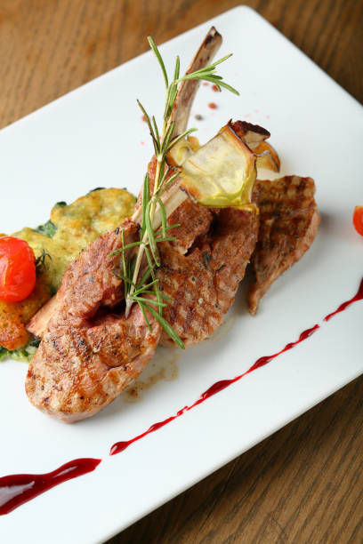 stek z sosem, zbliżenie kulinarne - rack of lamb chop cutlet food zdjęcia i obrazy z banku zdjęć