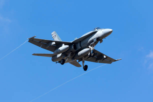 canadian air force f/a-18 arriving for the airshow - f/a 18 imagens e fotografias de stock