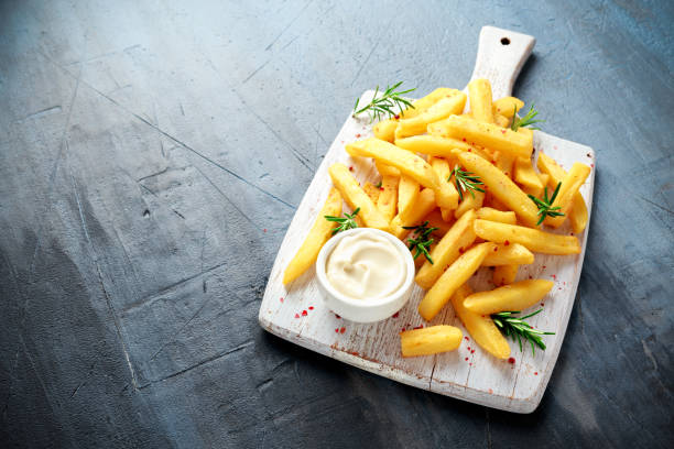 hausgemachte gebackene pommes frites mit mayonnaise und rosmarin auf weißen holzbrett - roasted potatoes prepared potato herb food stock-fotos und bilder