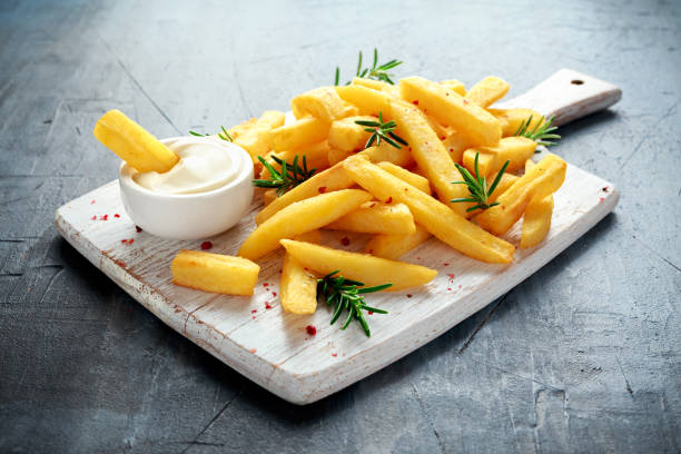 hausgemachte gebackene pommes frites mit mayonnaise und rosmarin auf weißen holzbrett - roasted potatoes prepared potato herb food stock-fotos und bilder