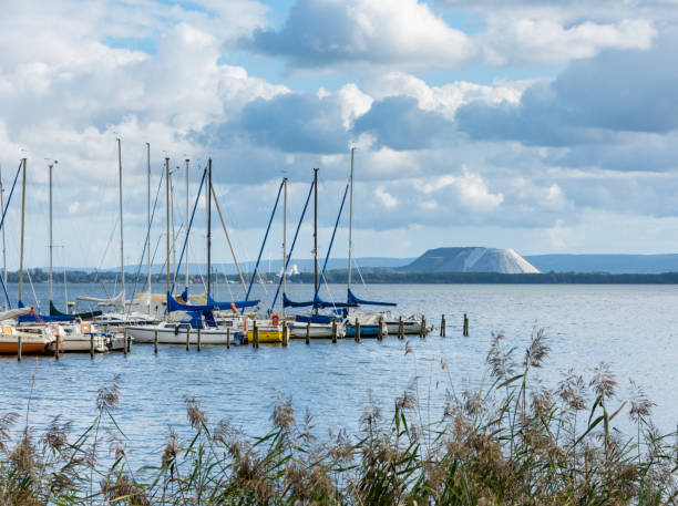 molo con barche a vela sulla riva del lago steinhude a mardorf - steinhuder meer foto e immagini stock