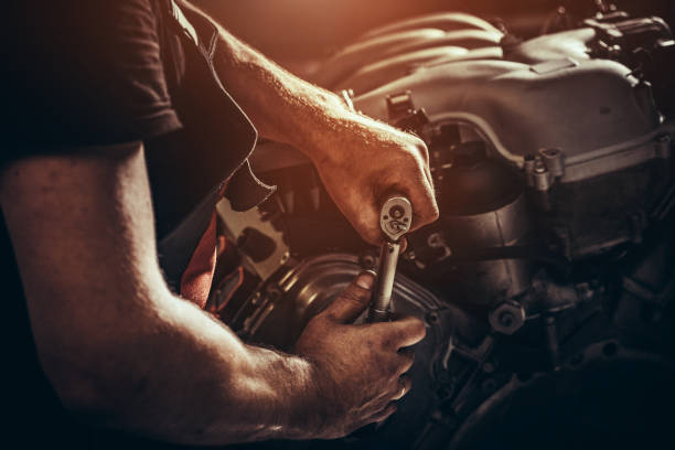repairing v10 engine in auto repair shop - mechanic tools imagens e fotografias de stock