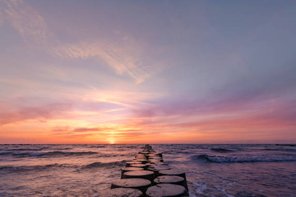 日没の東のバルト海 - 夕日 ストックフォトと画像