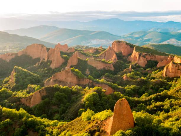 Las Medulas historic gold mining mountains near the town of Ponferrada in the province of Leon, Castile and Leon, Spain Las Medulas historic gold mining mountains near the town of Ponferrada in the province of Leon, Castile and Leon, Spain.View from Orellan viewpoint. beautiful landscape in las medulas leon spain stock pictures, royalty-free photos & images