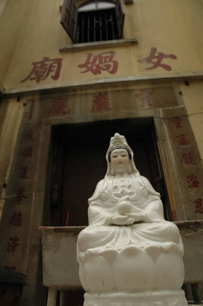 kuan yin die chinesische göttinnenstatue - quan yin stock-fotos und bilder