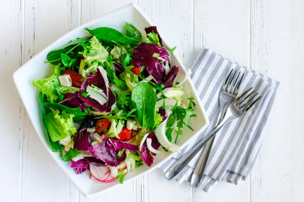 mix de salada verde de verão fresco em uma mesa de madeira - leaf vegetable radicchio green lettuce - fotografias e filmes do acervo