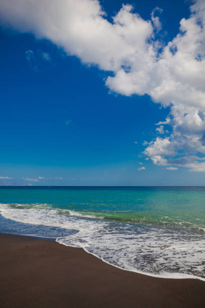 schwarzer sandstrand, insel santorin, griechenland - black sand beach santorini greece stock-fotos und bilder