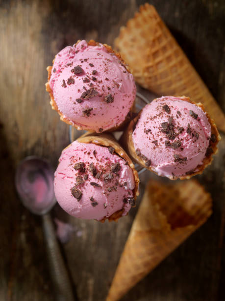 gelato alla fragola con trucioli di cioccolato in un cono di waffle - chocolate part of portion chocolate shaving foto e immagini stock