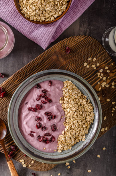 blueberries oatmeat yogurt with crenberries - 16936 imagens e fotografias de stock