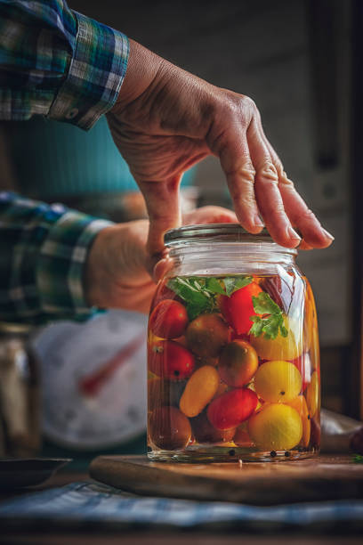erhaltung der organischen gemischt farbige cherry-tomaten in gläser - preserves pickle jar relish stock-fotos und bilder