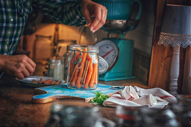 erhaltung der bio-karotten in gläsern - preserves pickle jar relish stock-fotos und bilder