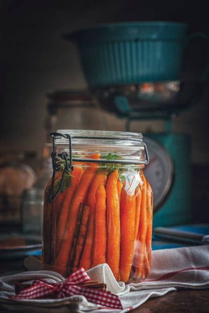 conservar zanahorias orgánicas en frascos - preserves pickle jar relish fotografías e imágenes de stock