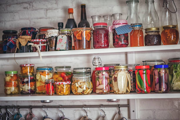 poner en el estante casero conservada verduras en frascos de - preserves pickle jar relish fotografías e imágenes de stock