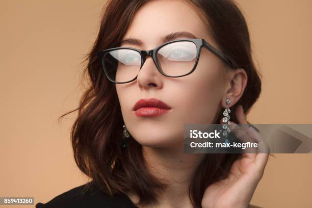 Hermosa Mujer De Negro Con Montura Gafas Foto de stock y más banco de imágenes de Gafas - Gafas, Mujeres, Vaso