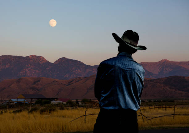 cowboy und der vollmond - mountain range utah sky mountain stock-fotos und bilder