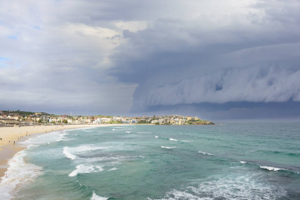 nube de estante de supercell épica sobre la playa de bondi - arcus cloud fotografías e imágenes de stock