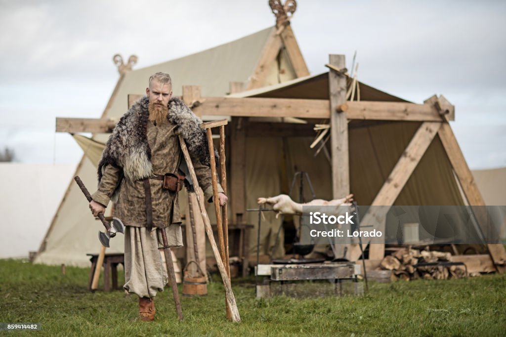 briefpapier Gezondheid weerstand One Legged Viking Standing In Front Of A Viking Tent Stock Photo - Download  Image Now - iStock