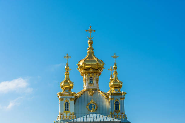 le cupole dorate della chiesa a peterhof. - 13451 foto e immagini stock