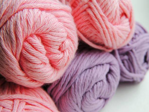 rosa, lila garn wattebällchen für stricken und häkeln in einer box. - cotton ball blue cotton crochet stock-fotos und bilder